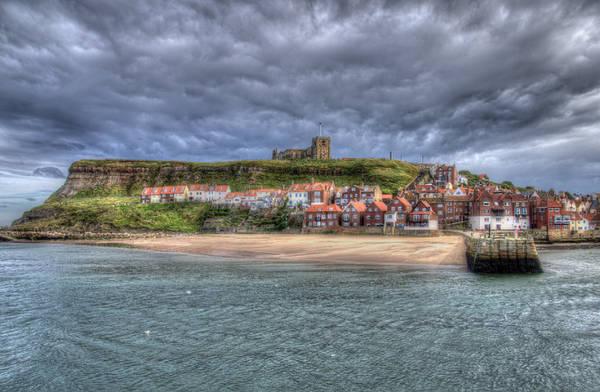 Thị trấn Whitby nhìn từ xa như vành móng ngựa