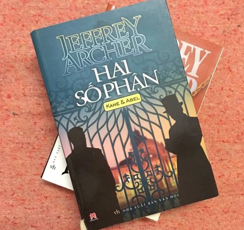 Cuốn sách "Hai số phận" bán chạy
